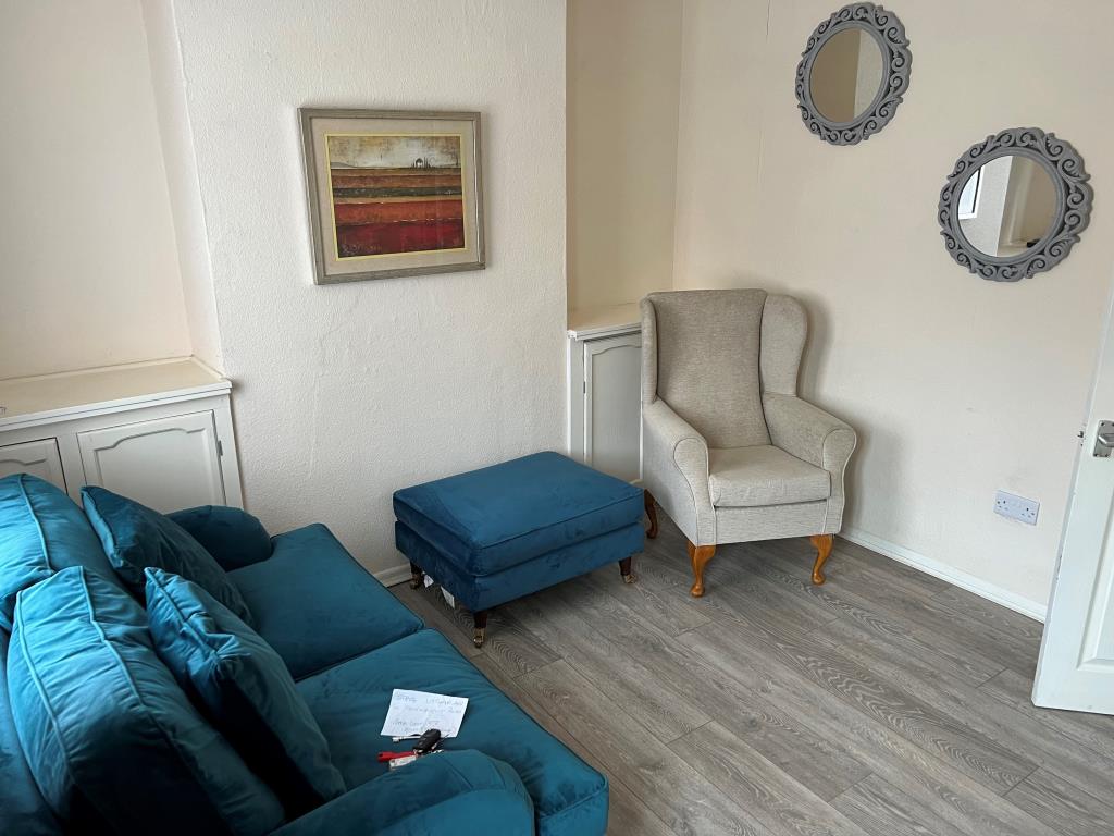 Lot: 61 - HOUSE FOR INVESTMENT OR OCCUPATION - Living Room